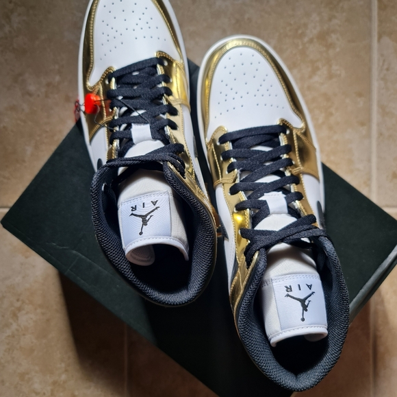 NWT Air Jordan 1 Mid SE "Metallic Gold" sneakers, Size 12 - Picture 2 of 8